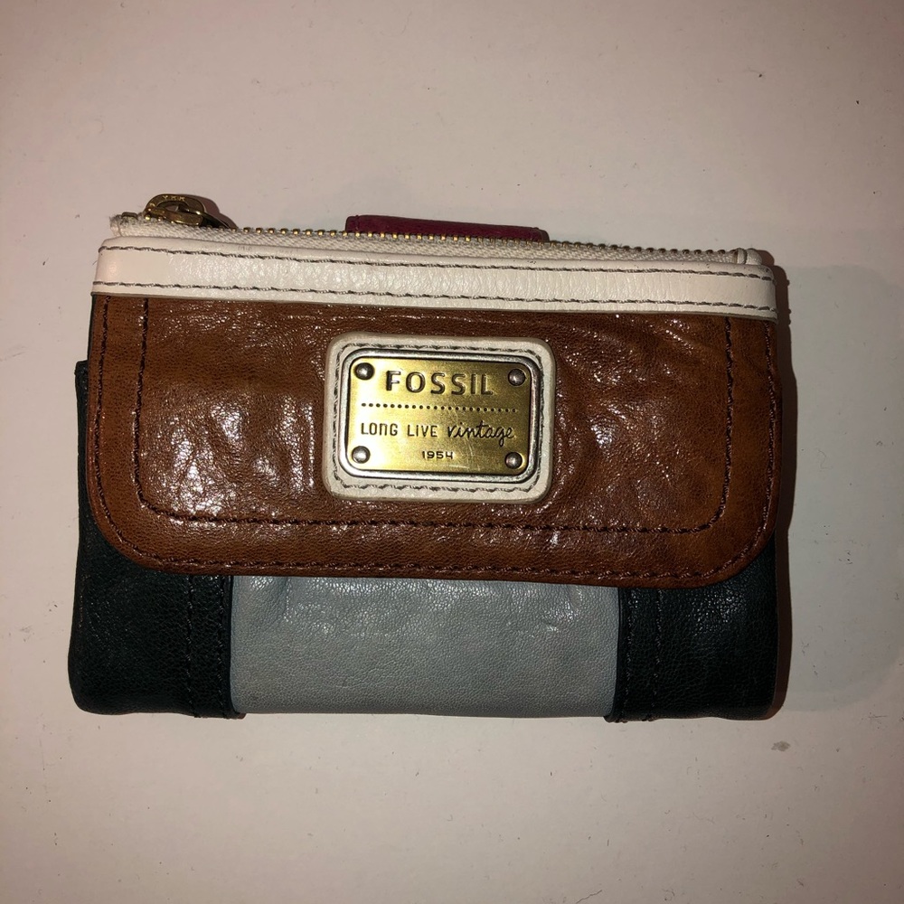 Fossil leather wallet (womens)